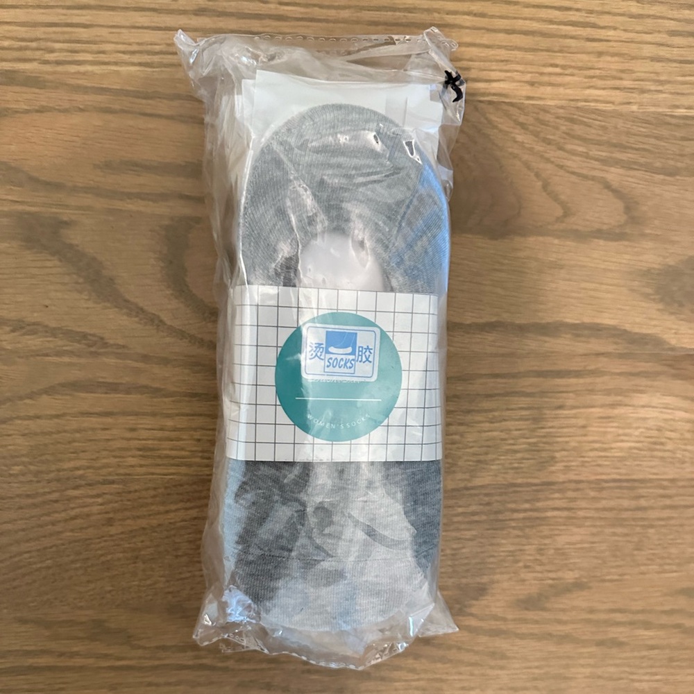 NWT 4 pair no show socks size medium
